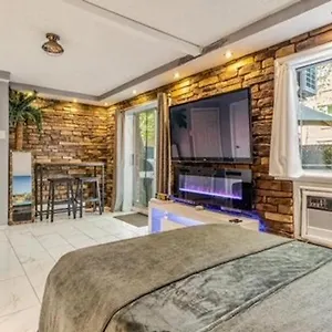 Apartment Summer Getaway In Brooklyn Private Room, Bath, Kitchen & Backyard, New York
